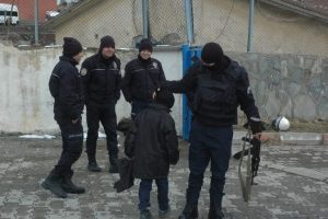 Çevik kuvvet polisinin çocuk sevgisi