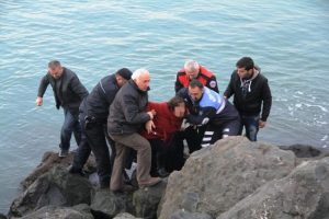 İntihar etmek isteyen kadını polisler kurtardı