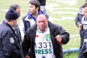 Taraftarlar basın mensubunu yaraladı