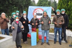 Sağlıkçılar mezarlıkta eylem yaptı