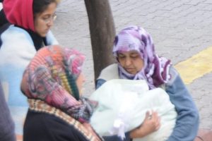 Olan bebeğe oldu