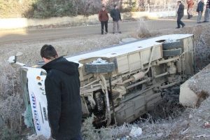 İşçi minibüsü dereye uçtu: 5 yaralı