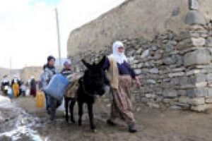 Eşeklerle evlerine su taşıyorlar!