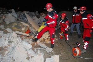 Gerçek gibi deprem tatbikatı