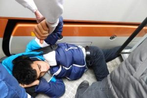 Liseli gencin ayağı tramvaya sıkıştı