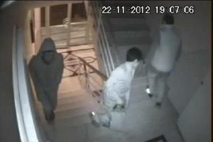 Komşudan kaçtılar polise yakalandılar