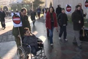 Engelleri aşmak için imza topladılar