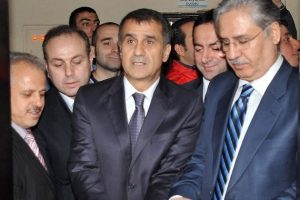 Şenol Güneş ismi verilen kütüphaneyi açtı