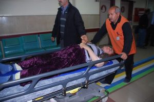 Motosiklet yayalara çarptı