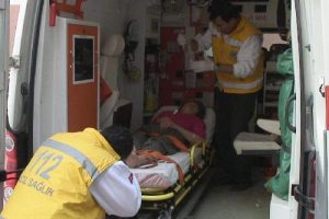 Anne kızı dikkatlı komşular kurtardı