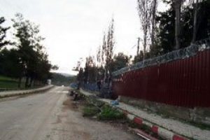 Yayladağı'ndaki çadır kent çelik tellerle çevrildi