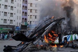 Pakistan'da otobüs havaya uçtu