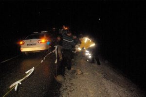 Kontrolden çıkan otomobil uçuruma yuvarlandı