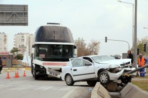 Yolcu otobüsü otomobille çarpıştı: 2 yaralı
