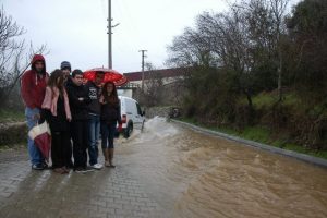 Öğrenciler selde mansur kaldı