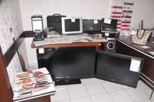 Çaldıkları eşyaları başka şehirlerde satmak istediler