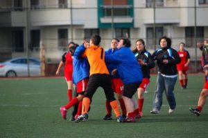 Kadın futbolcular tekme tokat birbirlerine girdi