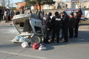 Ters dönen otomobildeki 3 kişi yaralandı