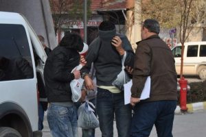 Akü hırsızları yakalandı