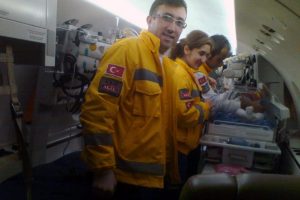 Minik bebeği uçak ambulans hastaneye yetiştirdi