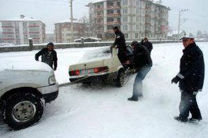 Kar yağışı ulaşımı olumsuz etkiledi