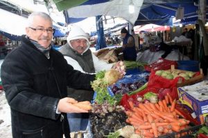 Pazarda sebzeler de fiyatlar da dondu