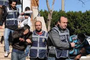 Yamalı mont hırsızları yakalattı