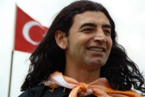 Ünlü şarkıcı hastaneye kaldırıldı!