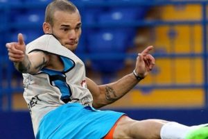 Taraftarlar Sneijder'i sıkıştırdı!