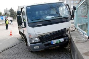 Çöp kamyonu dehşet saçtı