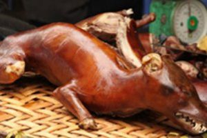 Komşusunun köpeğini kuzu gibi pişirdi