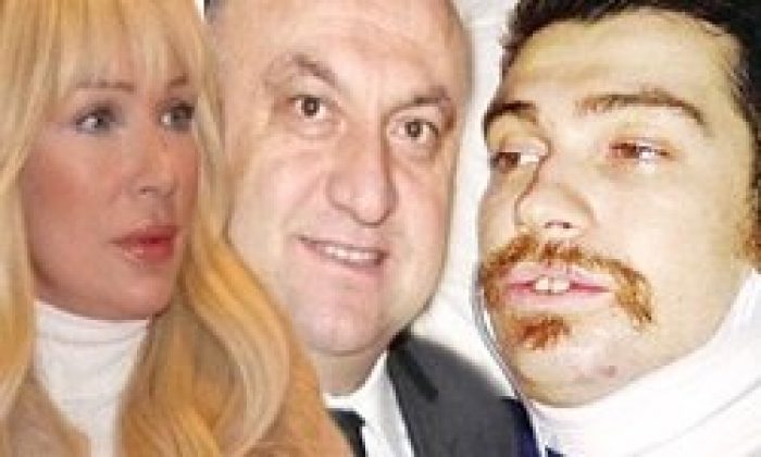 Çenesine tel takıldı