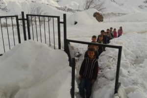 Yolu kardan kapalı mezradaki 20 öğrenci karnelerini alamadı