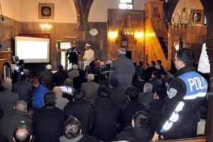 Cuma cemaatine polis uyarısı
