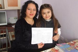 Minik Kardelen karnesini evde aldı