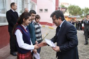 Başkan Cingil karne dağıttı