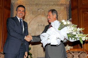Günay bayrağı teslim etti