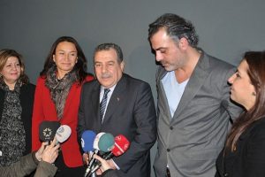 Hükümet Kadın'a övgü