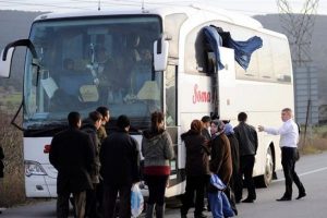 Kopan elektrik telleri otobüsün üzerine düştü