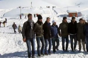 3 metre kar üzerinde halay