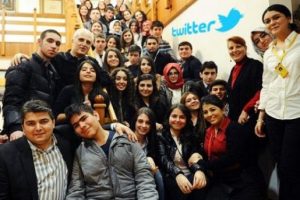 Takipçilerini evinde ağırladı
