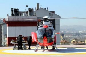 Yaralı sürücünün yardımına ambulans helikopter yetişti