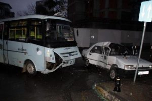 Minibüs otomobili biçti