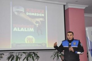 Polisten hırsızlığa karşı broşürlü eylem