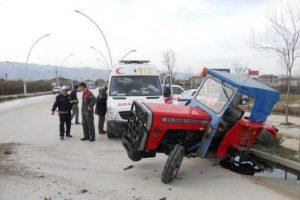 Otomobil ile traktör çarpıştı:2 yaralı