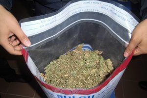 Yol kontrolünde esrar yakalandı