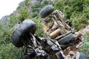 Uçuruma yuvarlanan otomobilden...