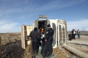 Kamyon elektrik direğine çarptı