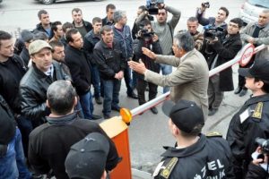 Taşeron firmada çalışan maden işçileri isyan etti
