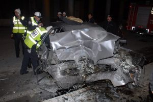 Otomobil köprünün duvarına çarptı: 1 ölü